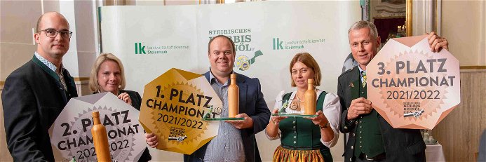 Die Sieger des »Kürbiskernöl-Championats« (v. l.): Andreas und Bianca Malli (2. Platz), Andreas Lückl (Champion) und Andrea und Karl Koch (3. Platz).