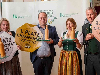 Die Sieger des »Kürbiskernöl-Championats« (v. l.): Andreas und Bianca Malli (2. Platz), Andreas Lückl (Champion) und Andrea und Karl Koch (3. Platz).