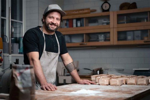 Junior-Bäcker Martin Hörschläger legt viel Wert auf traditionelle Handarbeit, entwickelt aber auch immer wieder neue, zeitgemäße Rezept.