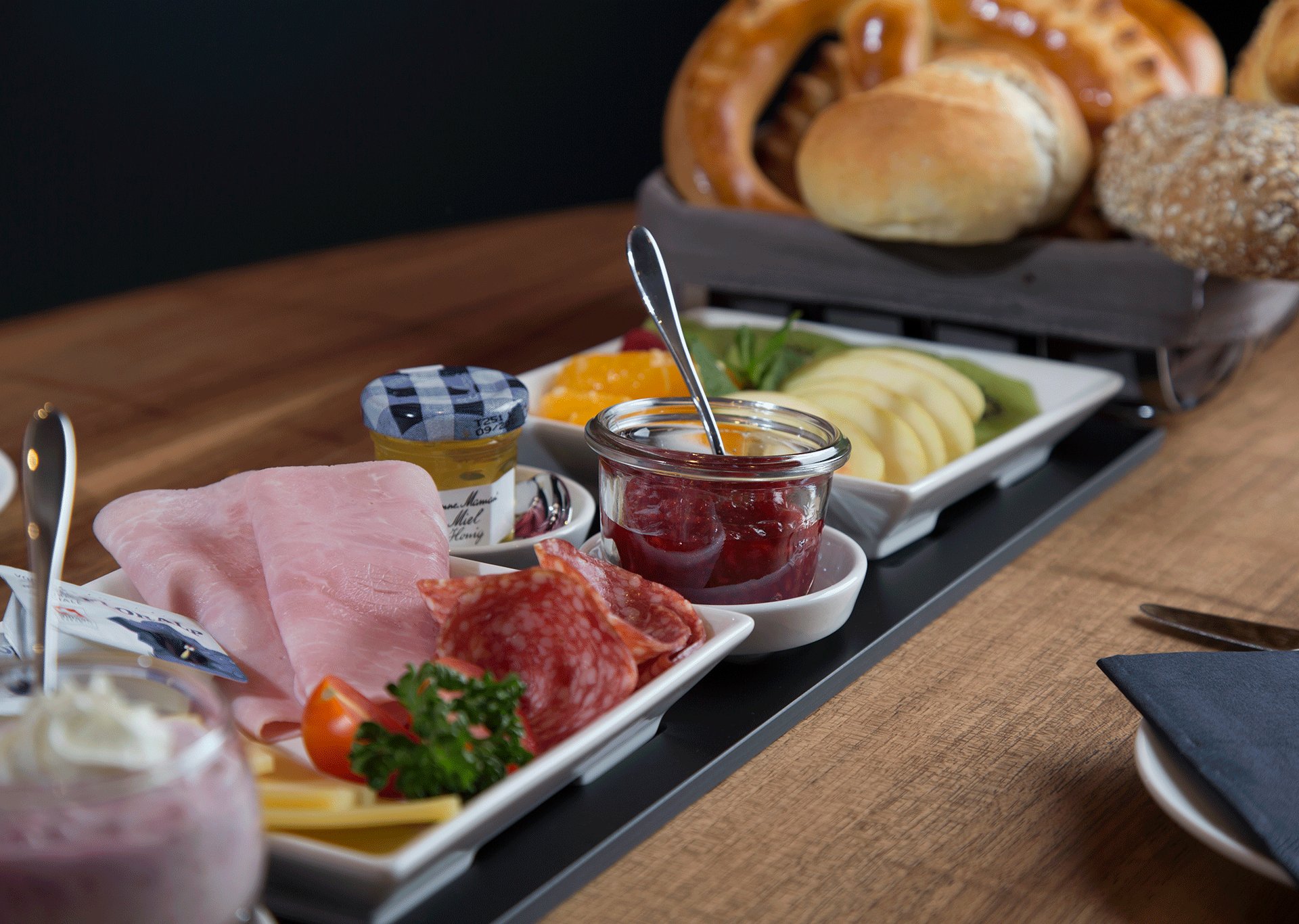 Beim «Pfisternbeck» kann man es sich gut gehen lassen: Hier mit einem Brotkörbchen, Birchermüesli, Charcuterie und einem Früchteteller.