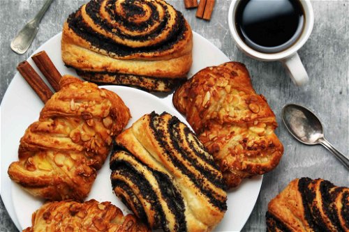 In addition to filter coffee, cinnamon buns are also offered.