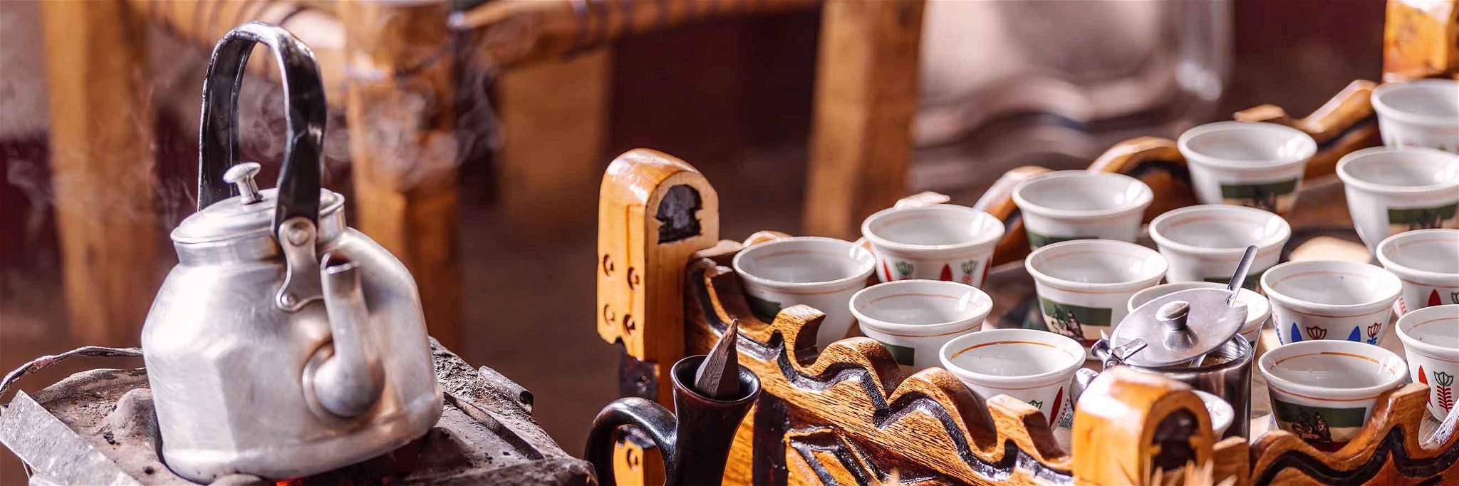 Wer in Äthiopien zum Kaffee eingeladen wird, sollte Zeit mitbringen: Das Ritual dauert leicht mehrere Stunden und umfasst einige Runden.