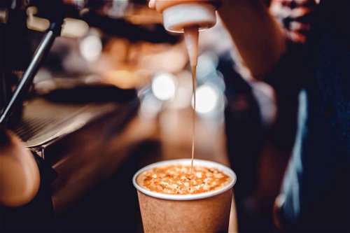 Eiswürfel, Sirup und To-go-Becher waren in Europa lange unbekannt. Erst amerikanische Kaffeeketten machten aufgemotzte Kaffees populär.