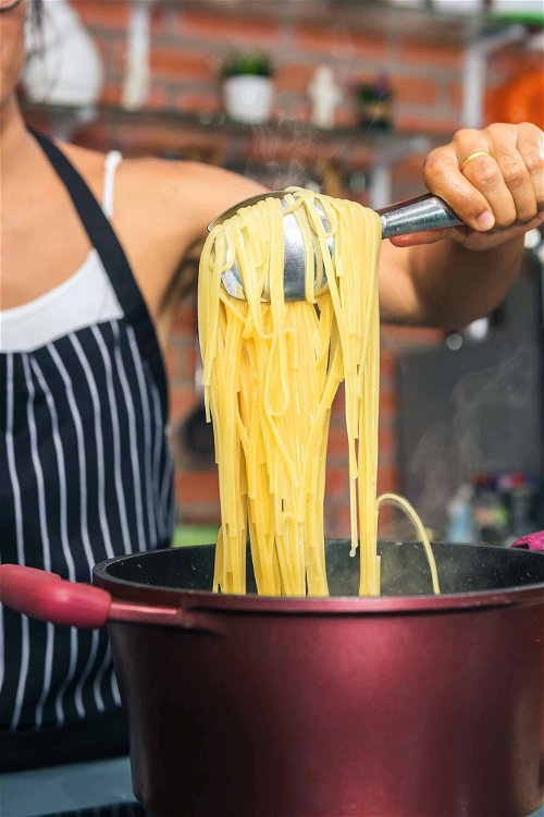 »Spaghetti bolognese, bitte!« – »Scusi!?« Wer das in Italien bestellt, wird meist Unverständnis ernten: Denn Spaghetti sind zu dünn, Tagliatelle etwa passen zu der dicken Sauce viel besser.