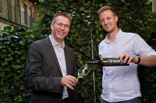 Jürgen Geyer (l.), Geschäftsführer der Schlossquadrat-Gastronomiebetriebe mit dem ersten Finalisten Matthias Prugmaier.