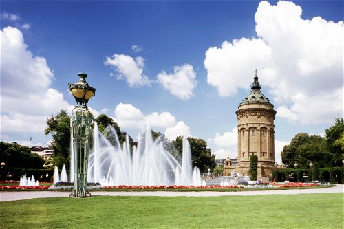 Mannheimer Wahrzeichen: der Wasserturm am Friedrichsplatz.