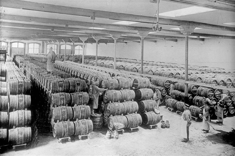 Bordeaux anno 1880: Selbst die berühmtesten Weine wurden direkt im Fass in die Welt hinaus geschickt.
