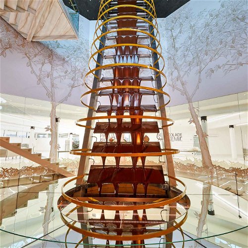 Den weltweit größten Schokobrunnen können Besucher in der spektakulären »Pralinenwelt« von Maître Chocolatier Helmut Wenschitz in Alhaming bestaunen.