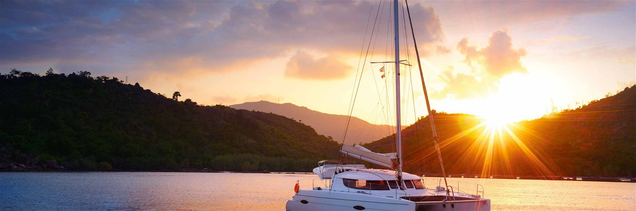 Yacht-Charter ist machbar: Mit dem Schiff in den schönsten Buchten Urlaub zu machen, ist in finanzieller Hinsicht oft leichter erreichbar als gedacht.