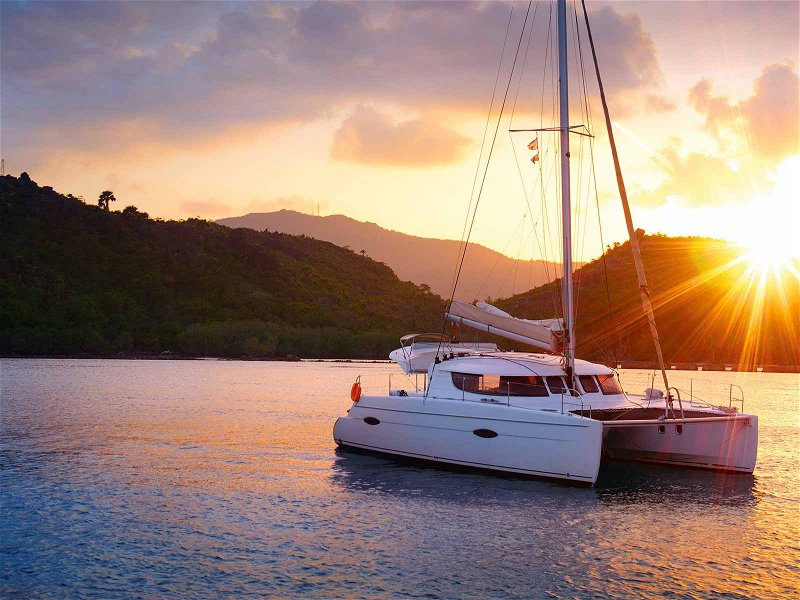 Yacht-Charter ist machbar: Mit dem Schiff in den schönsten Buchten Urlaub zu machen, ist in finanzieller Hinsicht oft leichter erreichbar als gedacht.