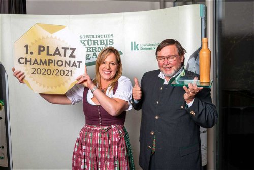 Claudia Pein und ihr Vater Anton aus Mureck gewannen im Vorjahr das »Kürbiskernöl-Championat 2020/2021« (re.).&nbsp;