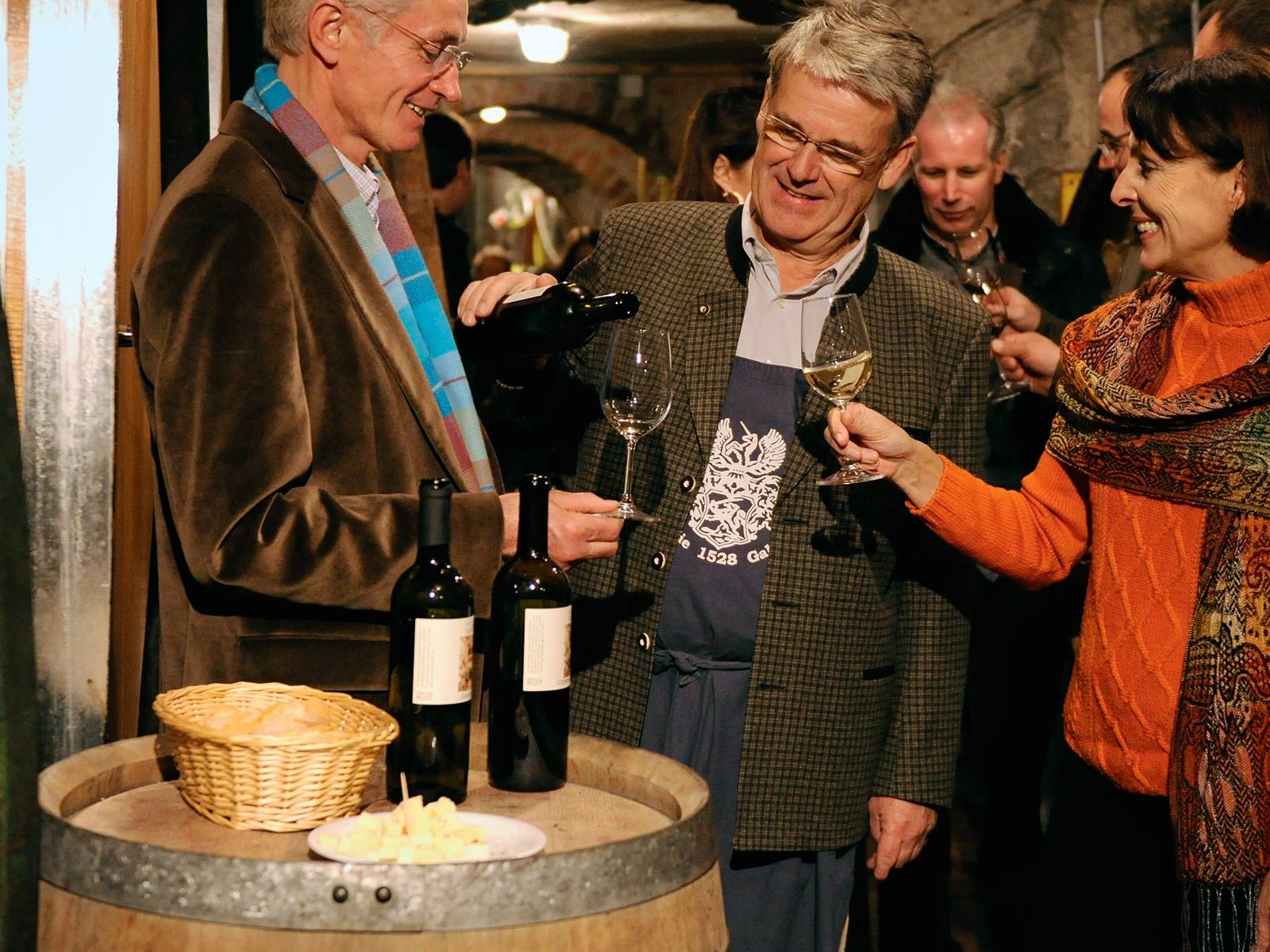 Zum traditionellen Martini­loben laden Winzer in ihre Weinkeller.