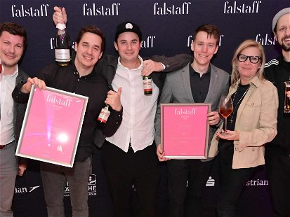 Die Falstaff Geschäftsführer Elisabeth Kamper (2.v.r.) und Ronald Tomandl (l.) mit dem »Bruder«-Team und dem Rookie Bartender des Jahres.