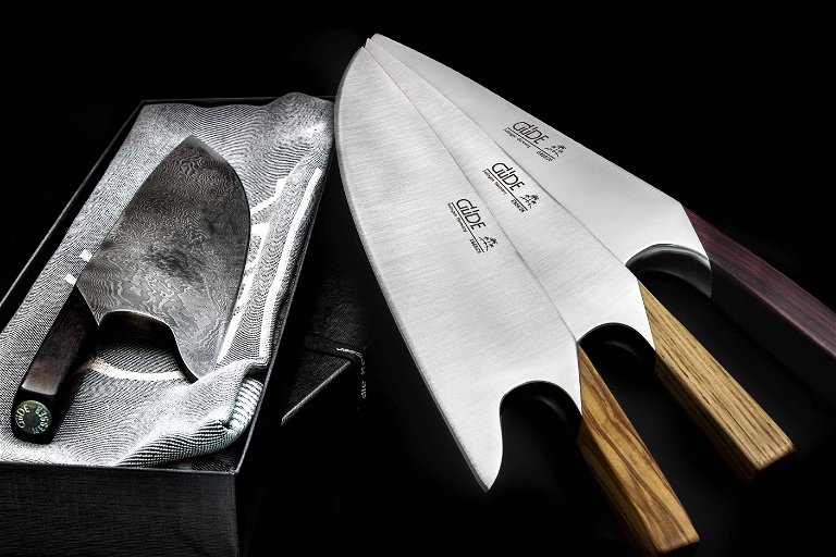 Der kurze Griff der Güde-Serie »The Knive« macht die Messer insbesondere bei Profis beliebt. Firmenchef Karl Peter Born (Kreis) wacht über die Qualität.