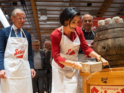 Tourismusministerin Köstinger beim traditionellen Bieranstich zur Eröffnung der »Alles für den Gast« 2021.