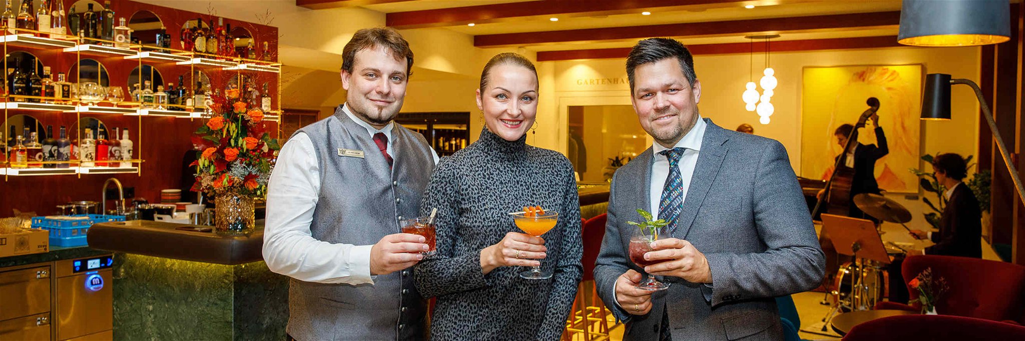 Barchef Denin Obid und Gastgeber Liliya sowie Philipp Florian.