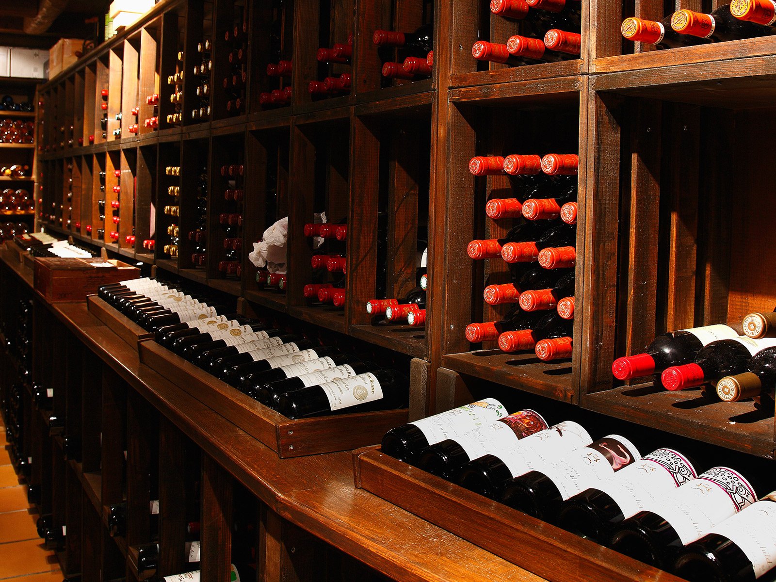 Das Weingut und Hotel Domaine de Châteauvieux bietet einen eindrucksvollen Weinkeller mit mehr als 800 erlesene Positionen auf seiner Karte.