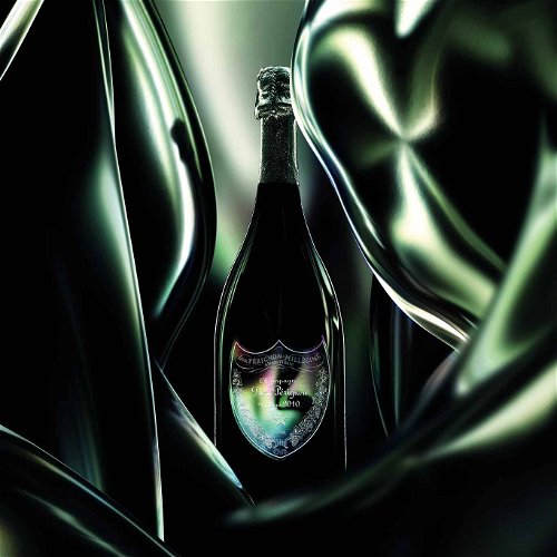 Dom Pérignon ist nicht nur eine der bekanntesten Champagnermarken der Welt, sondern auch eine der innovativsten. In Kooperation mit der Popsängerin Lady Gaga wurden heuer zwei limitierte Editionen auf den Markt gebracht, ein 2006er Rosé sowie der Vintage 2010 im markanten schimmernden Flaschen-Outfit.
