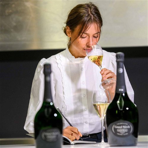 Mit der Luxus-Jahrgangscuveé »Grand Siècle« hat man bei Laurent-Perrier, dem drittgrößten Champagner-produzenten der Welt, ein prickelndes Ass im Ärmel. 2020 ist mit Lucie Pereyre de Nonancourt die bereits vierte Generation in das Familien­unternehmen eingestiegen.

