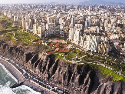 Perus Hauptstadt Lima blickt über den Pazifik. Die Calamari für die Anticuchos rechts bekäme man hier mit Sicherheit in Topqualität.