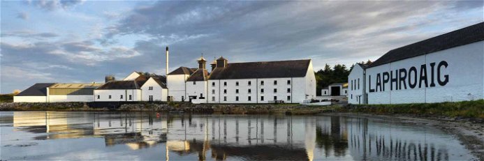 Die Laphroaig Destillerie auf der schottischen Insel Islay