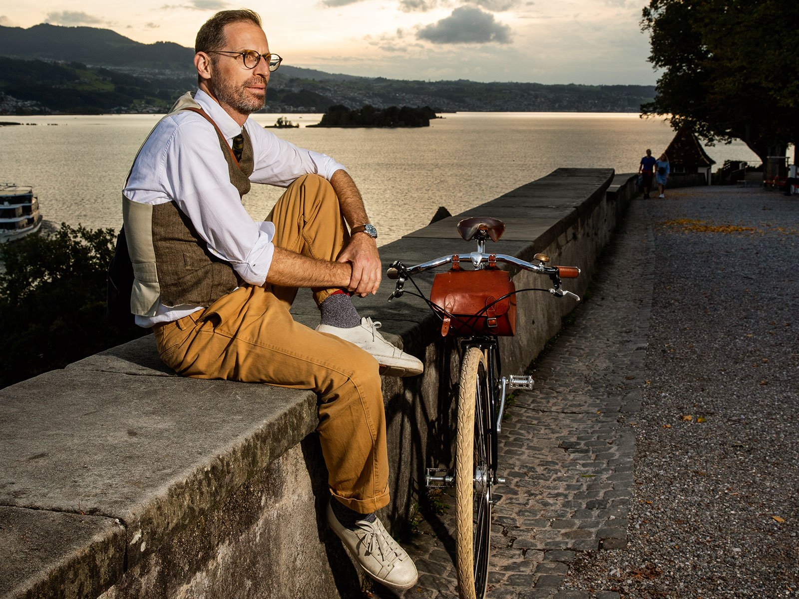 Der Zürcher Journalist Jeroen Van Rooijen geniesst eine Pause am See während seiner Fahrt auf der Route 66 von Zürich nach Rapperswil.