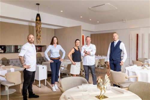 Hubert Wallner mit Frau Kerstin, Sommelier Andreas Katona, Restaurantleiterin Daniela Zuzek und Küchenchef Oliver Drug