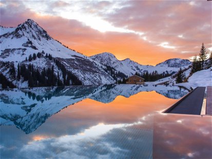 Ob wie hier im neuen »Panoramahotel Alpenstern« in Damüls oder im benachbarten Skigebiet Lech Zürs: Vorarlberg steht für eine großartige Bergkulisse, Style und Schneesicherheit.