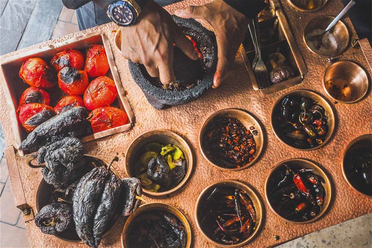 Die rund 90 in Mexiko heimischen Chilisorten werden zu Saucen, Salsas und Mole verarbeitet – traditionell im »Molcajete«, einem Steinmörser.