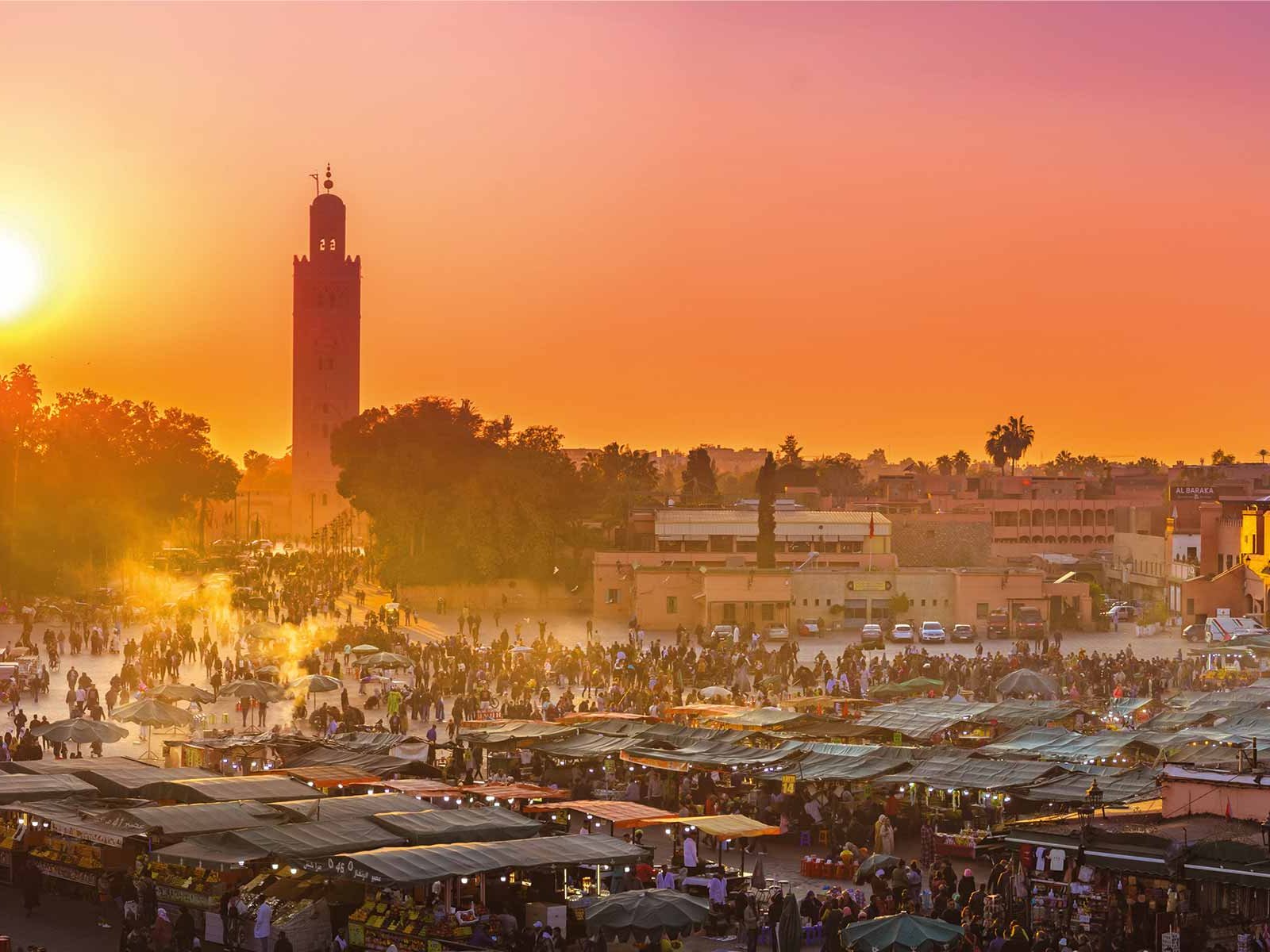 Der Djemaa el Fna ist das pulsierende Zentrum Marrakeschs. Allabendlich verwandelt sich der Platz in eine bunte Welt aus unzähligen Imbissständen, Gauklern, Straßenmusikern, und Schlangenbeschwörern.