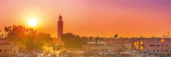 Der Djemaa el Fna ist das pulsierende Zentrum Marrakeschs. Allabendlich verwandelt sich der Platz in eine bunte Welt aus unzähligen Imbissständen, Gauklern, Straßenmusikern, und Schlangenbeschwörern.