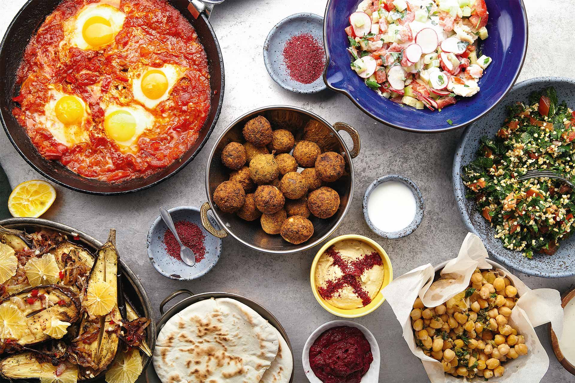 Von Hummus und Baba Ganoush über Falafel und israelischen Salat bis hin zu Shakshuka – die Küche Israels ist vorwiegend vegetarisch und besonders gesund.&nbsp;