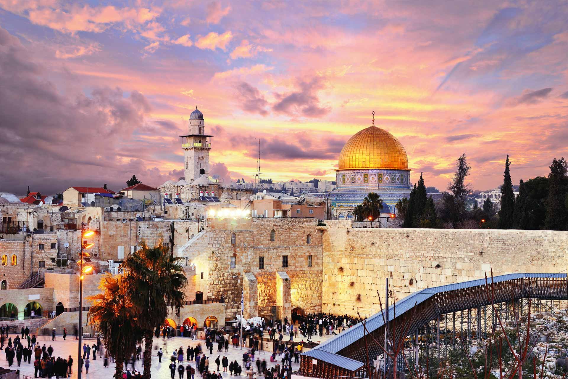 Die heilige Stadt strotzt nur so vor Highlights – kulinarische ebenso wie geschichtliche: Jerusalems Klagemauer mit der goldenen Kuppel des Felsendoms im Hintergrund.