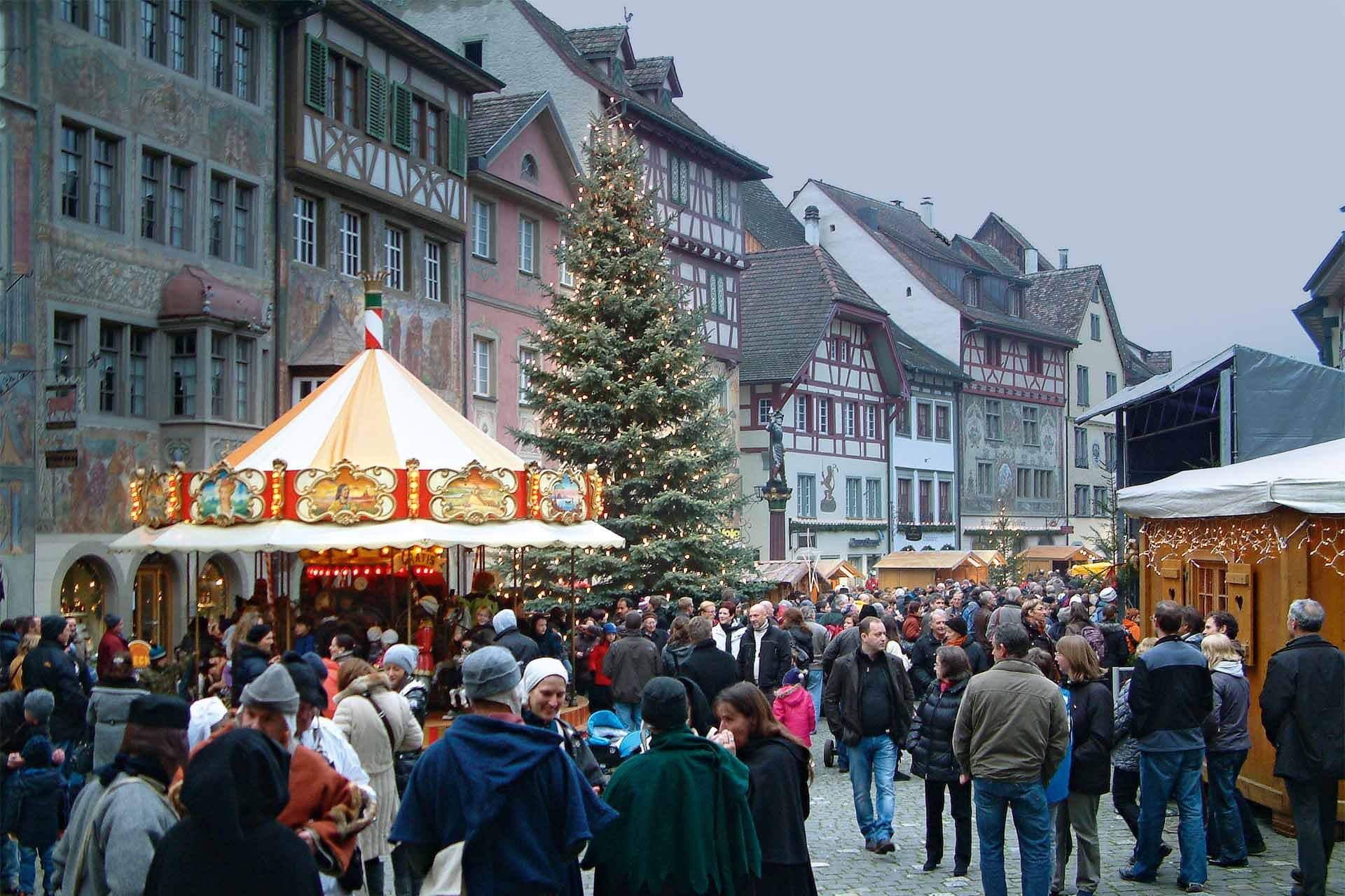 Die mittelalterlichen Häuser machen den Rathausplatz zu einer besonderen Kulisse für den Weihnachtsmarkt.