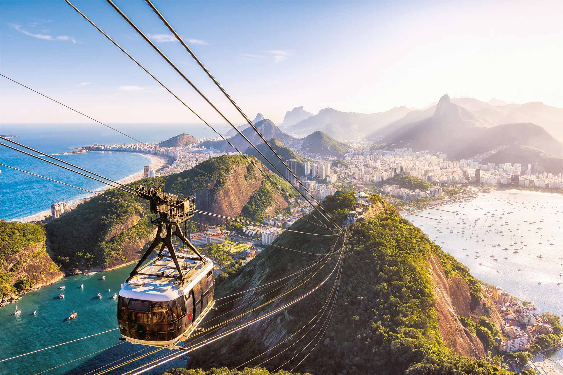 Prachtvoller Blick vom Zuckerhut auf die Millionenmetropole Rio und den weltberühmten Copacabana-Strand&nbsp;