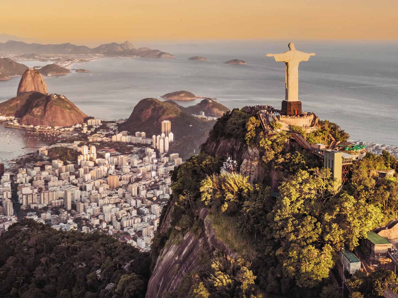 Rio de Janeiro, Brasiliens zweitgrößte Stadt, und ihr Wahrzeichen, die 30 Meter hohe Christusstatue.