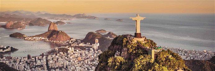 Rio de Janeiro, Brasiliens zweitgrößte Stadt, und ihr Wahrzeichen, die 30 Meter hohe Christusstatue.