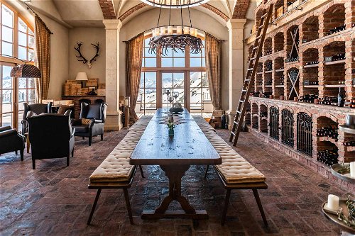 Nein, das ist kein Landhaus an der Côte d’Azur, sondern einer der höchstgelegenen Weinkeller Österreichs in der »Wedelhütte«.