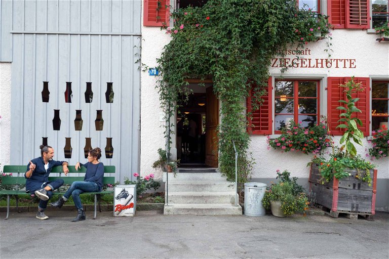 Rose Lanfranchi und Stefan Tamò vor dem Restaurant «Ziegelhütte», das idyllisch hoch über Schwamendingen liegt.