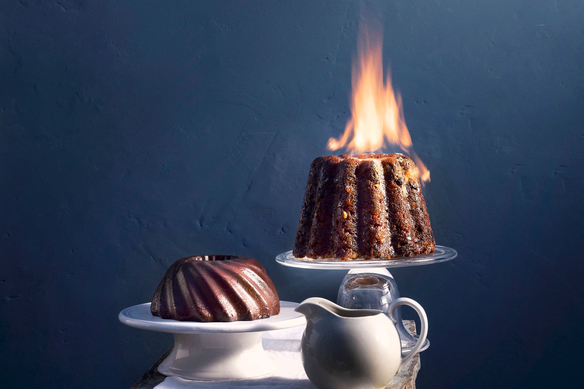 Ein «Plumpudding» oder auch «Christmas Pudding» wird oft schon Wochen vor dem Fest zubereitet und erst kurz vor dem Servieren erwärmt, flambiert und mit süsser Sauce garniert.
