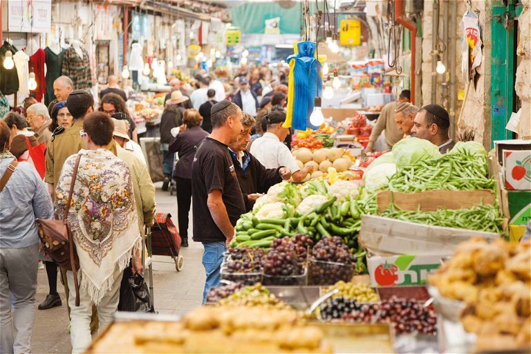 Charakteristisch für die israelische Küche sind frische Kräuter, eine Vielzahl an Gewürzen und jede Menge Gemüse. Eingekauft werden die Zutaten auf den Märkten, wie hier auf dem berühmten Mahane-Yehuda-Markt in Jerusalem.