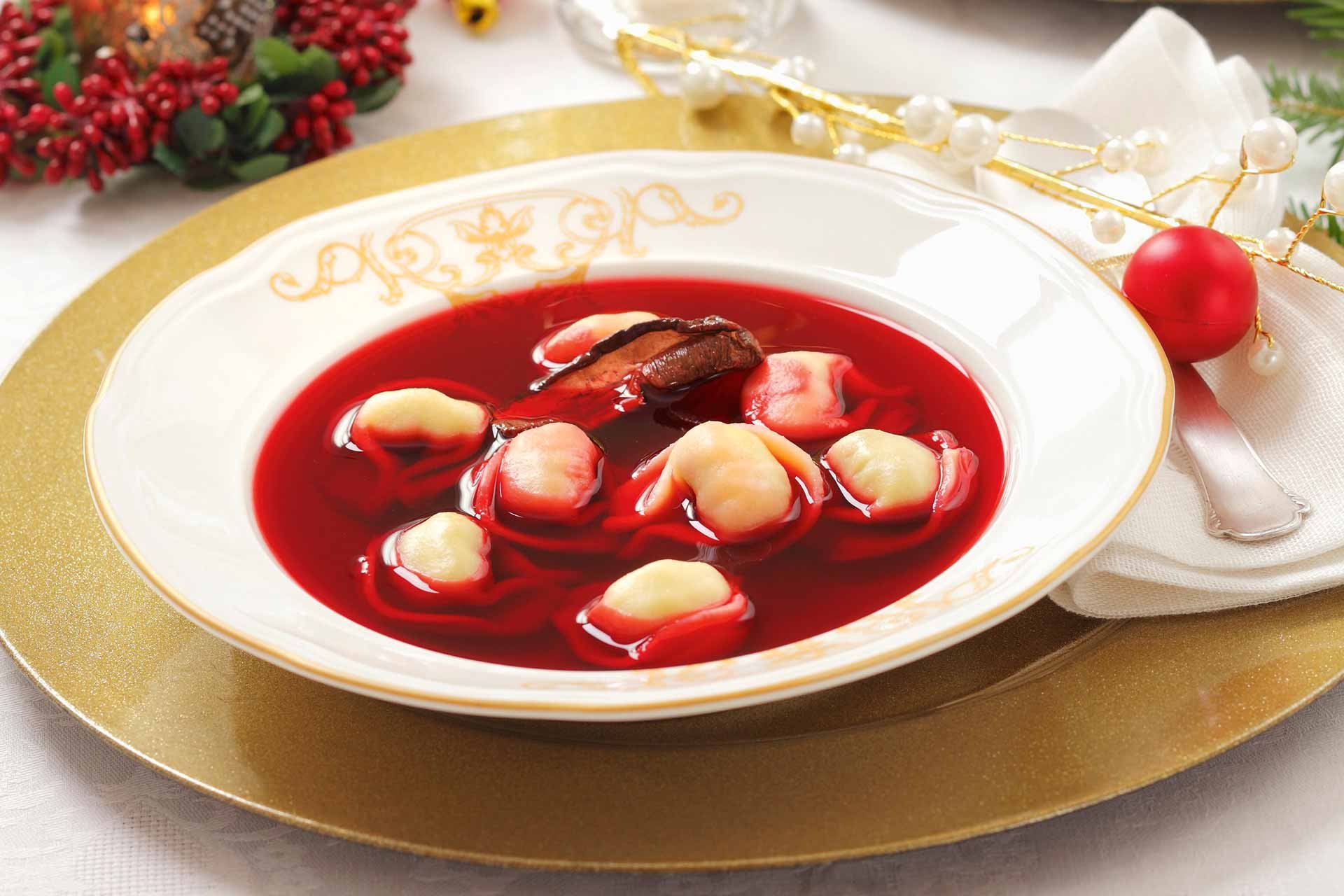 Polnisches Traditionsgericht an Weihnachten:&nbsp; Randen-Suppe mit den Teigtaschen «Uszka»&nbsp;(= «Öhrchen»).