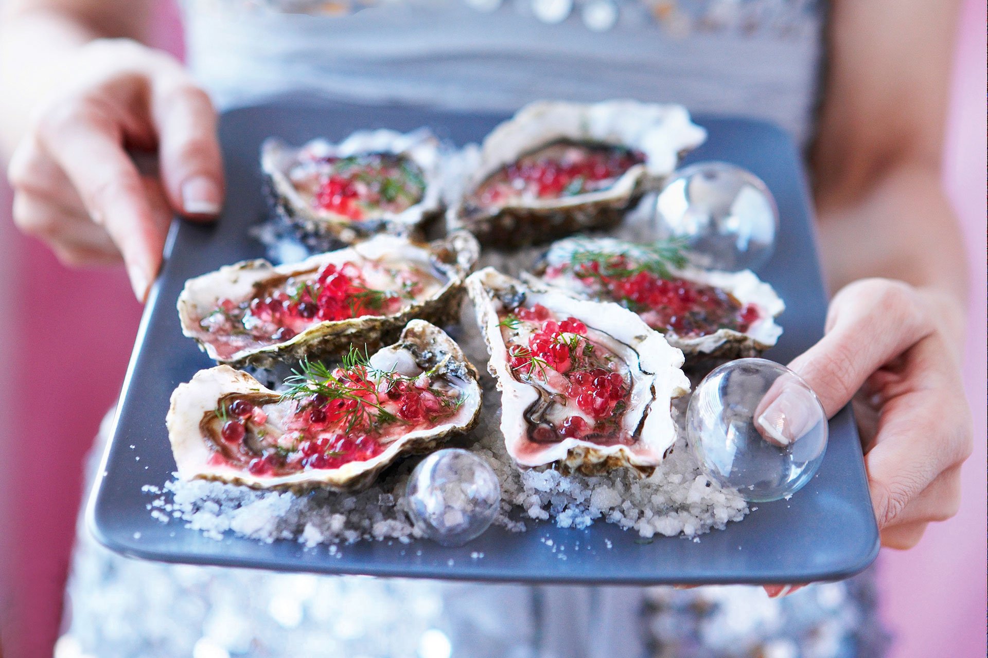 Meeresfrüchte wie frische Austern gehören in Spanien zu den traditionellen Gerichten zu Weihnachten und Silvester.