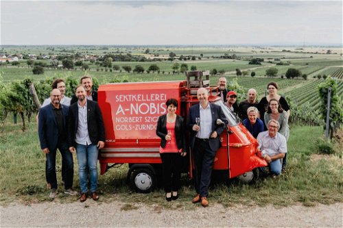 Team von Weingut A-Nobis: berühmt für herausragende Sektherstellung.