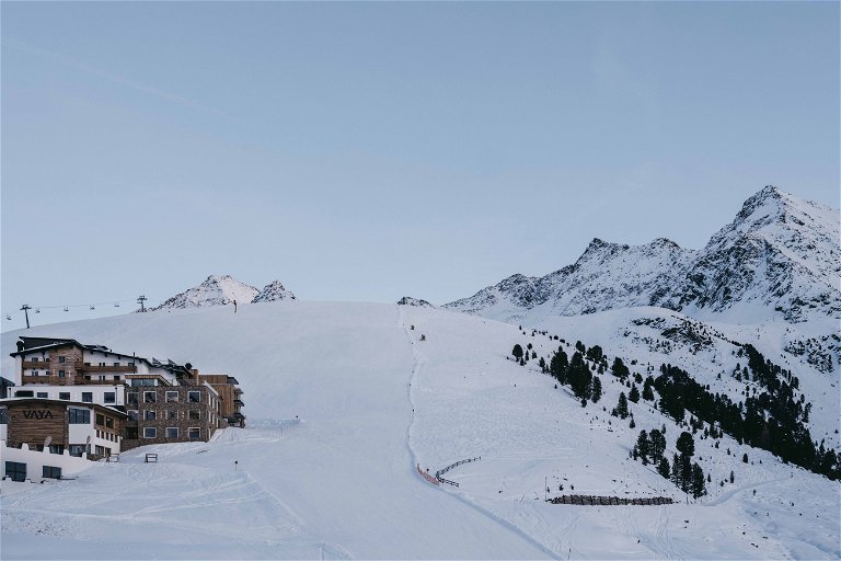 Direkt auf der Piste eingebettet in eine atemberaubende&nbsp;Alpenkulisse&nbsp;steht das »VAYA Kühtai« Hotel.