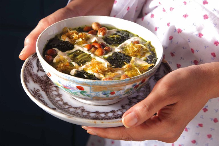 Ash-e-Reshteh ist eine populäre Suppe, die zu besonderen Anlässen, wie etwa zum persischen Neujahr am 20. bzw. 21. März, serviert wird. Sie besteht aus Spinat, Kräutern, verschiedenen Hülsenfrüchten, Nudeln und Kaschk, einer getrockneten Joghurtmasse.