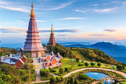 Der Doi Inthanon im gleichnamigen Nationalpark ist mit 2565&nbsp;Metern die höchste Erhebung Thailands. Die prachtvollen Tempel sind ein beliebtes Ziel für Touristen.