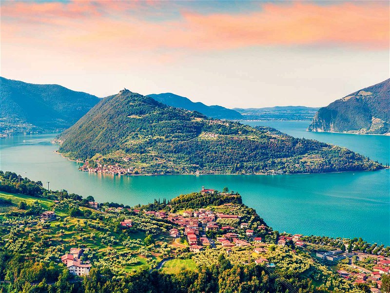 The picturesque Lake Iseo exerts a moderating influence on the climate in Franciacorta.
