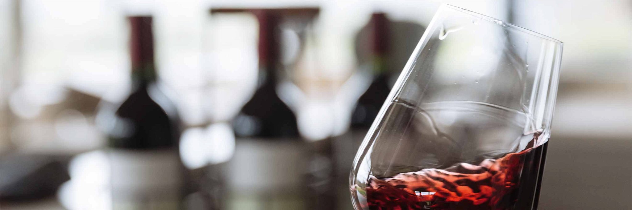 Das Schwenken des Glases gibt Informationen über die Viskosität des Weins, aber es bringt auch Sauerstoff an den Wein – und hilft, Aromen freizusetzen.