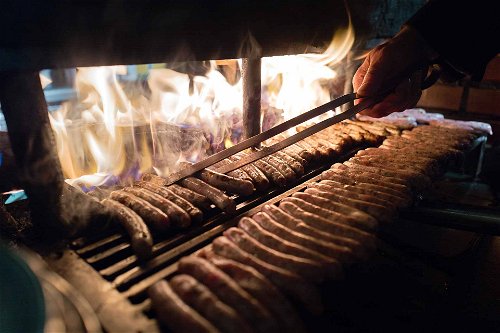 In&nbsp;Bratwurst&nbsp;Glöckl&nbsp;the&nbsp;sausages are grilled&nbsp;over&nbsp;beech&nbsp;wood.